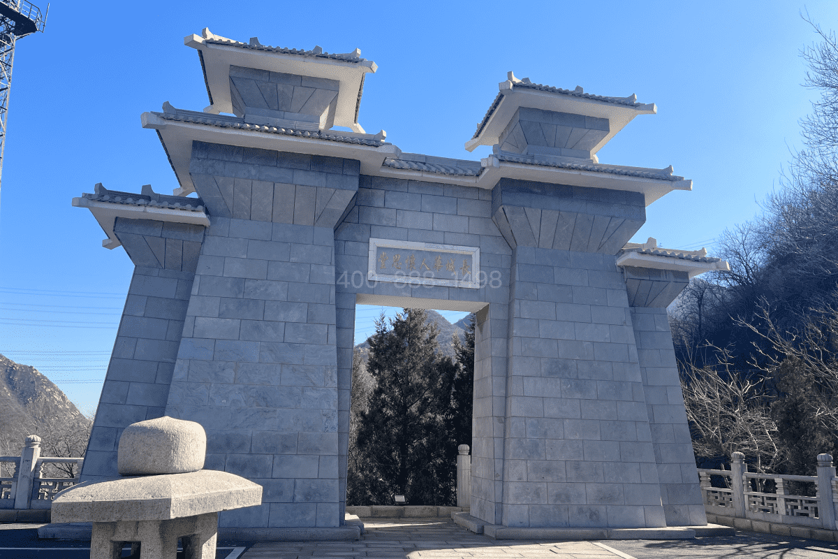 怀思堂陵园大门图